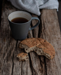 Taza de cafe con torta de pan sobre madera 