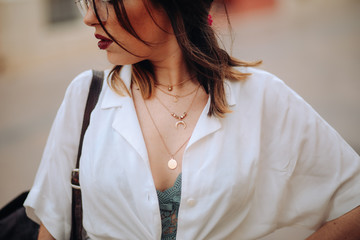 chica en la calle con gafas © paula