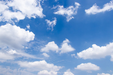 Obraz na płótnie Canvas Clear blue sky with white cloud background