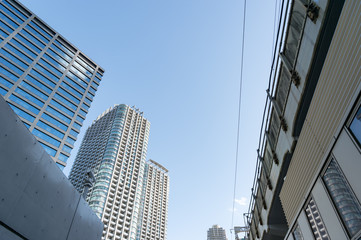 東京都港区新橋の高層ビル群の街並み