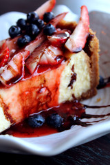 Cheesecake de fresas y moras closeup vertical