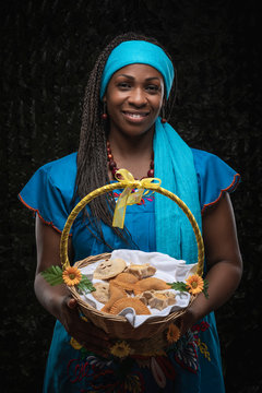 Retrato de Mujer Afrocaribe&ntilde;a con comida tipica