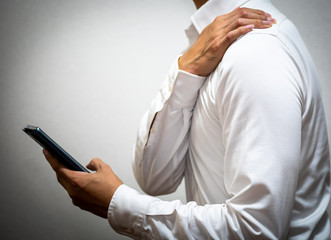 肩こりを気にする男性　日本人　アジア人