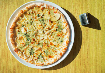 pizza with gorgonzola cheese and pear