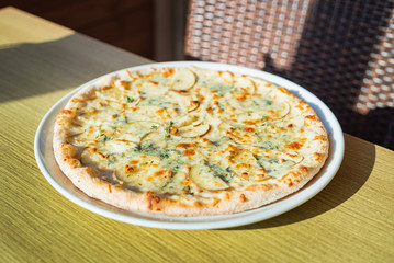 pizza with gorgonzola cheese and pear
