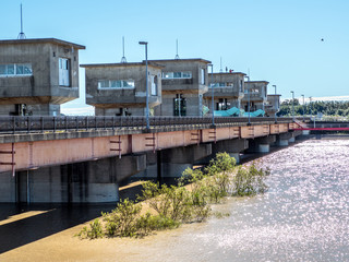 増水した小貝川の水門（令和元年台風19号）