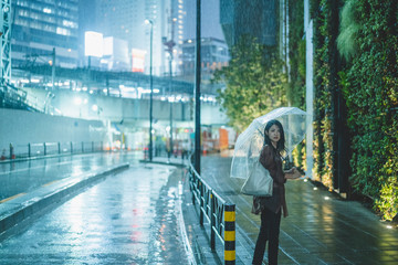 雨の都会の女性