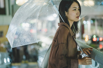 雨の都会の女性