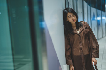 雨の都会の女性