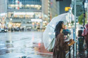 雨の都会の女性