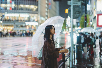 雨の都会の女性