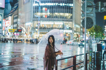 Obraz na płótnie Canvas 雨の都会の女性