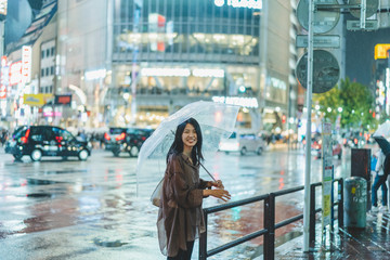 雨の都会の女性