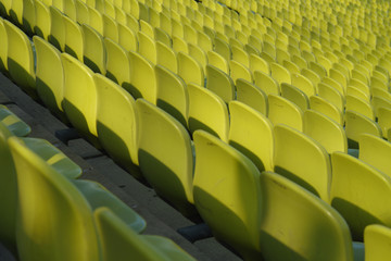 Fototapeta premium Gelbe Stadionsitze von Rückseite