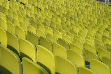 Fototapeta premium Żółte siedziska stadionowe z tyłu