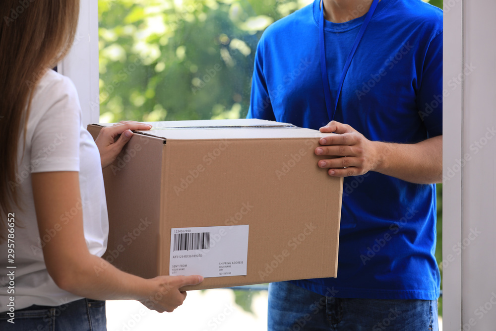 Poster Woman receiving parcel from courier on doorstep, closeup