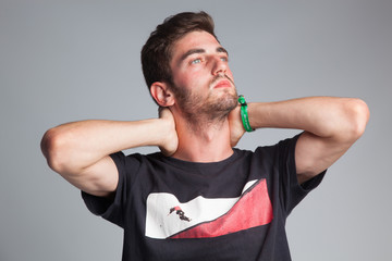 Chico joven de origen caucásico, haciendo gestos con sus manos y sus brazos, feliz, sonriendo y...