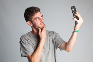 Joven haciéndose un selfie con un teléfono inteligente