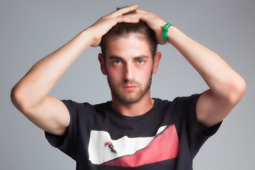 Retratos de un modelo, haciendo gestos con la cara y con las manos