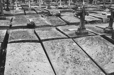 tombes et pierres tombales dans un cimetière