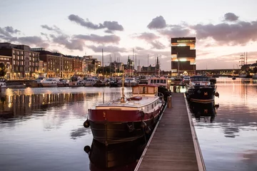 Fotobehang Antwerpen, België, mooie nachtmening van modern Eilandje-gebied en haven. Klein eilanddistrict en zeilende marine bij zonsondergang. Populaire reisbestemming en toeristische attractie © kite_rin