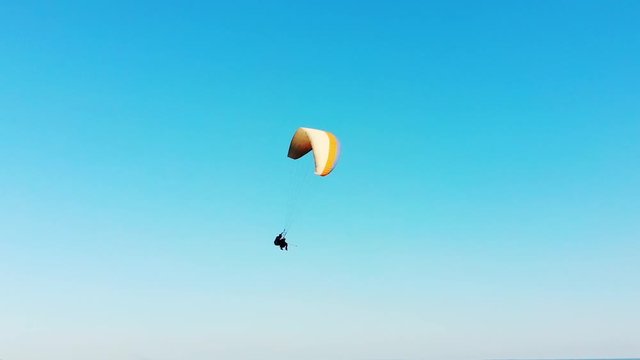 Tandem flight on with a ram-air parachute