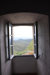 Fototapeta na wymiar Vue à travers la fenêtre du fort de Bellegarde