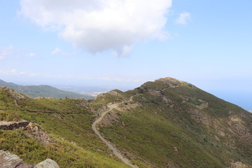Fototapeta na wymiar Sentier sur une crête de montagne
