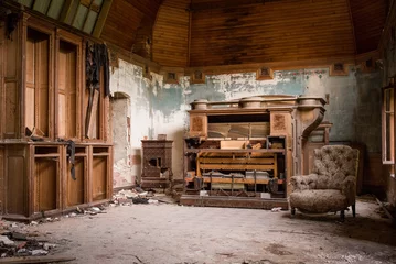 Foto auf Acrylglas Alte verlassene Gebäude ein verlassenes Zimmer mit einem alten Klavier und einem alten Sessel