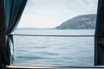 Voyage en bateau. Croisière en bateau. Naviguer sur le Lac Majeur. Vue depuis la vitre d'un bateau. Vue sur un lac.