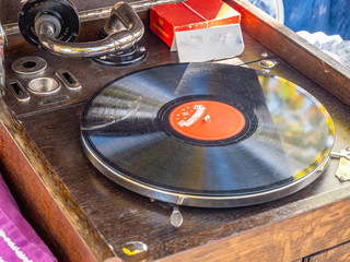 Alter Vintage Plattenspieler mit einer Schallplatte
