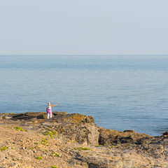 Une femme à la mer. Une touriste au bord la mer. Une femme sur le littoral. Une femme regardant la...