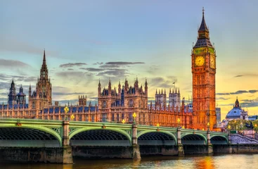 Zelfklevend Fotobehang Het paleis en de brug van Westminster in Londen bij zonsondergang - het Verenigd Koninkrijk © Leonid Andronov