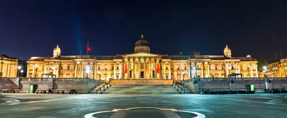 The National Gallery on Trafalgar Square in London, England - obrazy, fototapety, plakaty