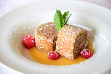 Nachspeise - Dessert - Teller mit Biskuitroulade und Himbeeren
