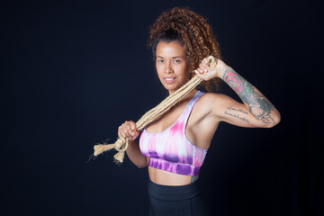 Chica joven, deportista, guapa, sexi, jugando con una cuerda