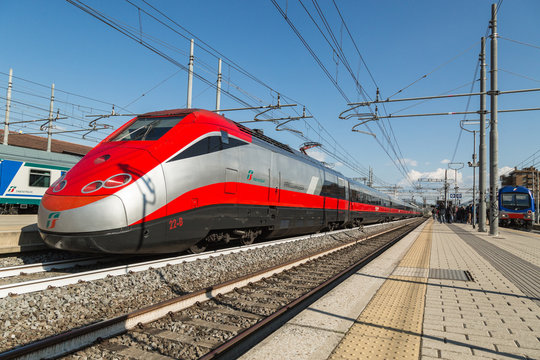 Treno alta velocit&agrave; Frecciarrosa di Trenitalia in arrivo a Firenze