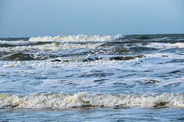 Starker Wellengang an der hölländischen Nordseeküste im Winter