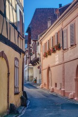 ruelle pittoresque dans la rue d'une petite ville alsacienne en Alsace, reflet de la lumière du soleil par la fenêtre sur le mur du bâtiment