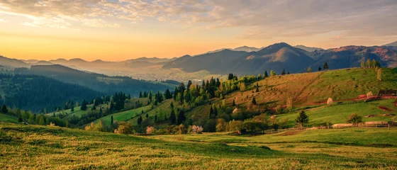 Foto op Canvas Prachtig landschap berg heuvel weide zonsopgang ochtend dorp Bucovina Roemenië © Cristi