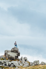 un homme monté sur des rochers regardant le paysage et l'horizon