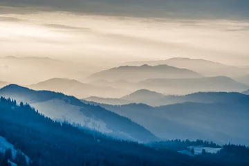 Selbstklebende Fototapete Küche Die Karpaten Rarau Gebirge Rumänien Landschaft Frühling Wolken Sonnenaufgang schöne Aussicht