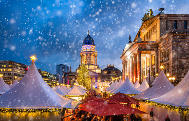 Traditional German Christmas market at the Gendarmenmarkt square in Berlin - obrazy, fototapety, plakaty
