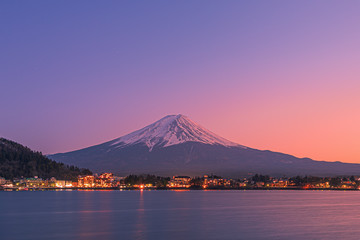 Letztes Licht auf dem Berg Fuji und dem Kawaguchi-See
