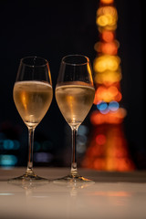 東京タワーが映る2つのシャンパングラス