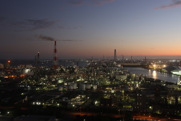 うみてらす14（四日市港ポートビル）から眺めた四日市コンビナートの工場夜景
