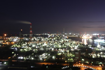Fototapeta na wymiar うみてらす14（四日市港ポートビル）から眺めた四日市コンビナートの工場夜景