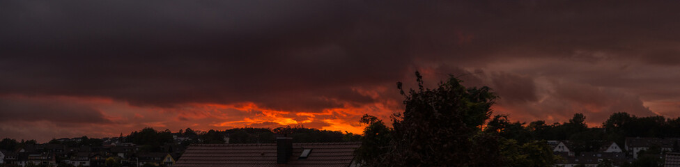 Obraz premium Dorf bei Sonnenuntergang