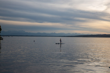 Stand-Up-Paddling auf dem Starnbegrer See vor bergkulisse