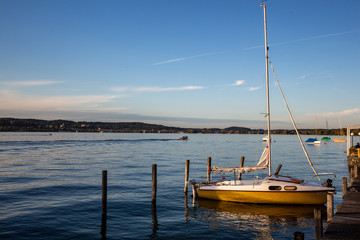 Fototapeta premium Segelboot am Steg auf dem Starnberger See